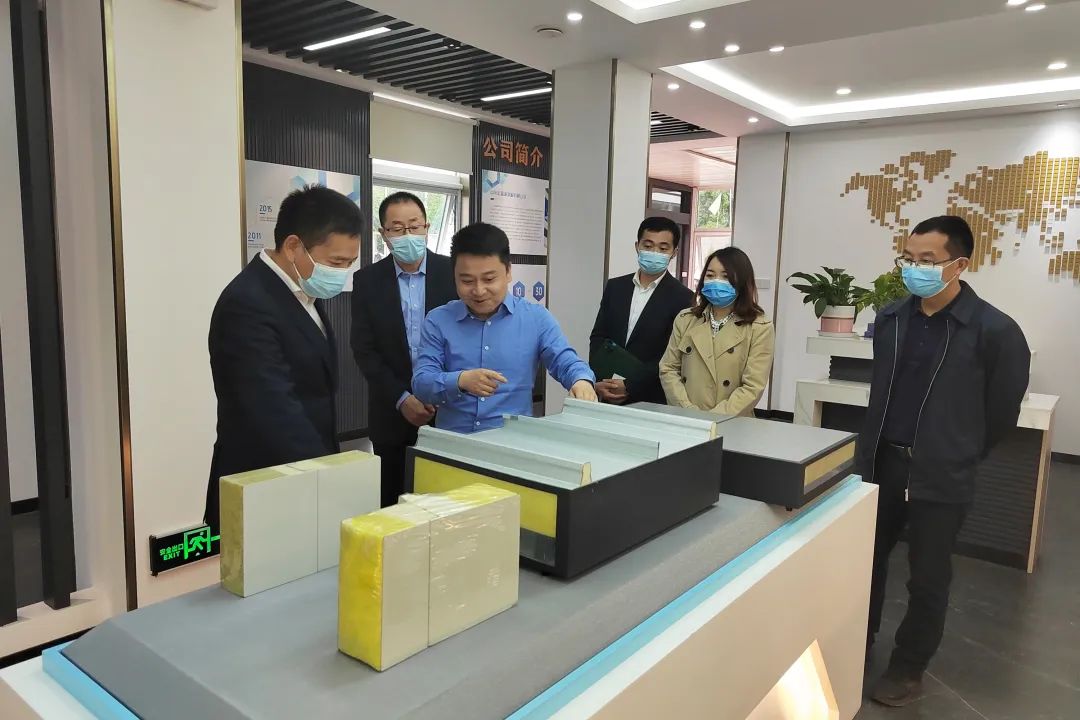 重慶市永川區(qū)委常委、副區(qū)長宋文到訪凈化彩鋼夾芯板廠家宏鑫源重慶金諾公司調(diào)研工作(圖5)