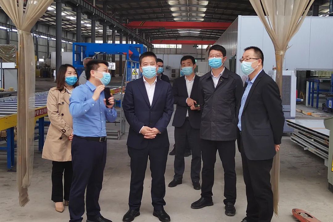 重慶市永川區(qū)委常委、副區(qū)長宋文到訪凈化彩鋼夾芯板廠家宏鑫源重慶金諾公司調(diào)研工作(圖7)